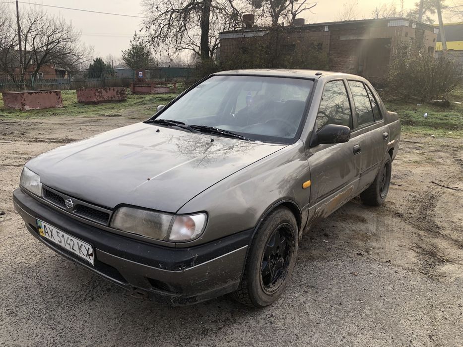 Nissan Sunny на полном ходу