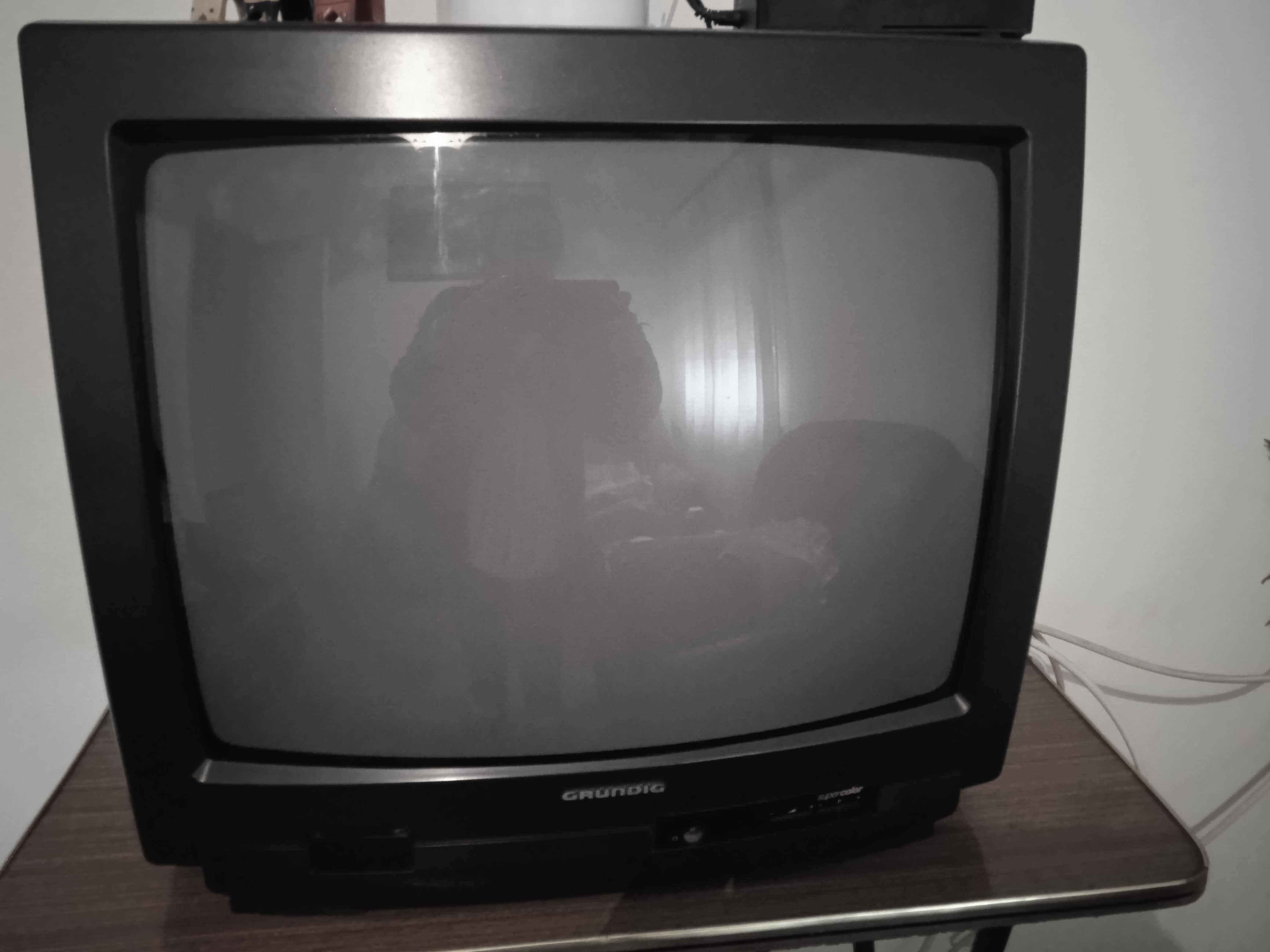 TV antiga Grundig a funcionar