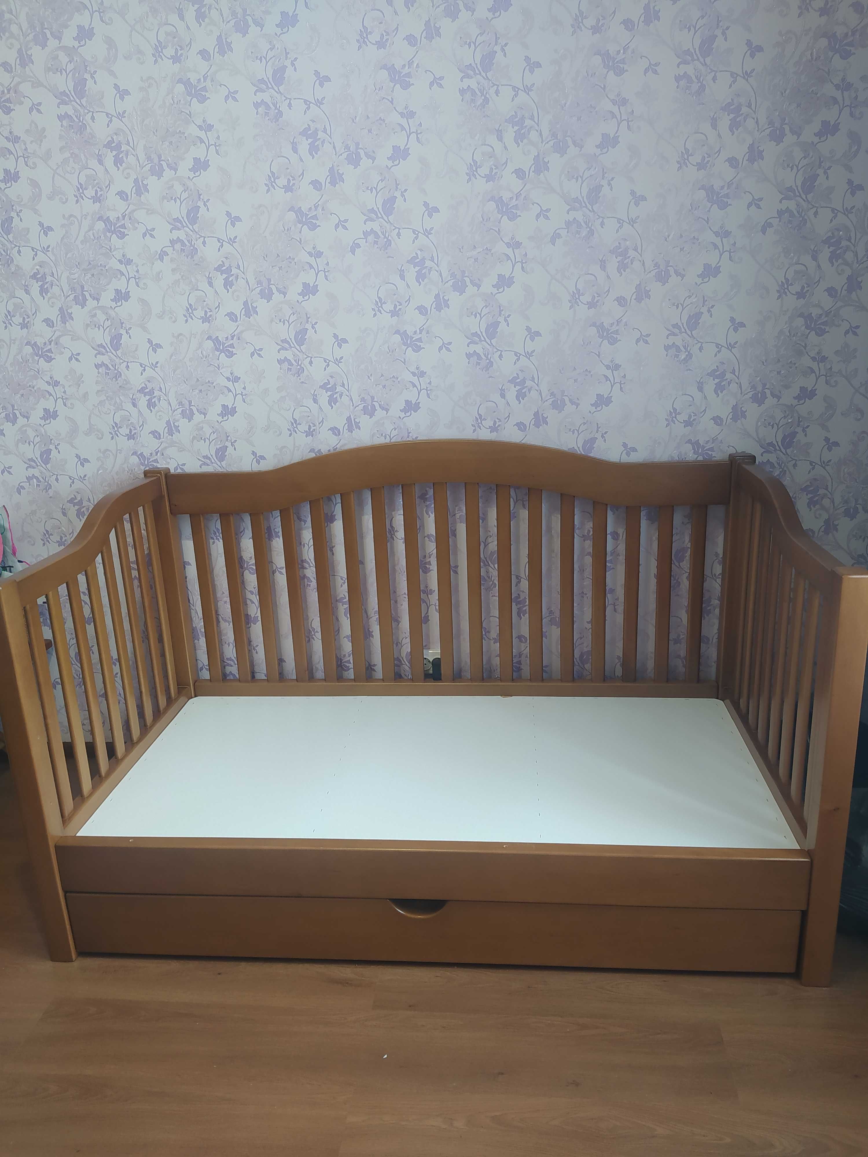 Дитяча дерев'яна кровать