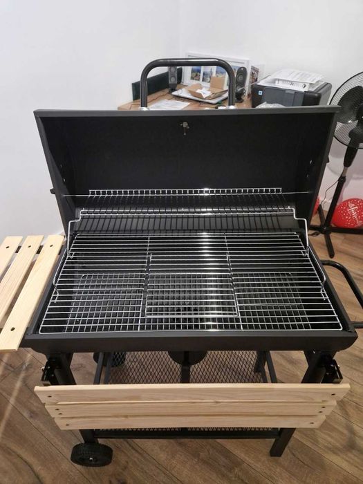 Grill węglowy ogrodowy – baryłkowy, 2 ruszty, półki, termometr