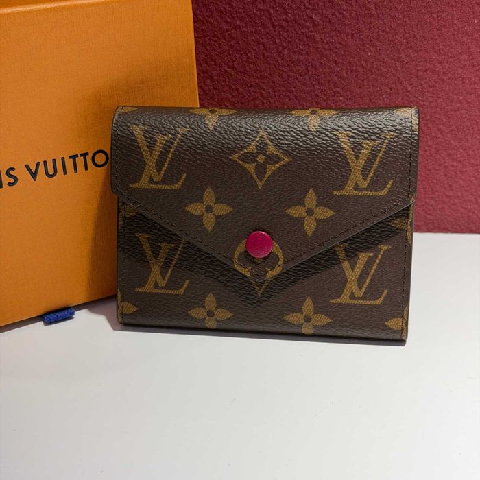 Krótki portfel Lv z różowym, czerwonym guzikiem