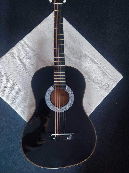 Gitara 6-strunowa w doskonałym stanie – Sprzedam