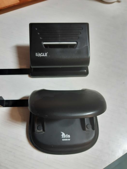 2 kalkulatory i 2 dziurkacze używane