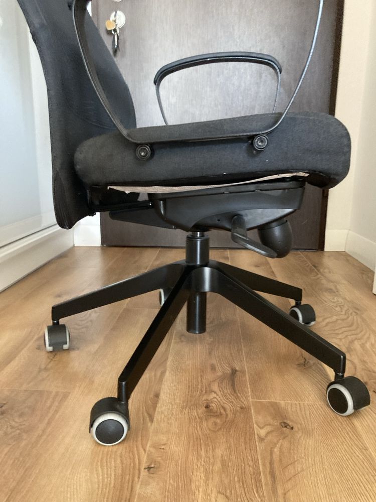 Krzesło biurowe IKEA MARKUS obrotowe, ciemny szary