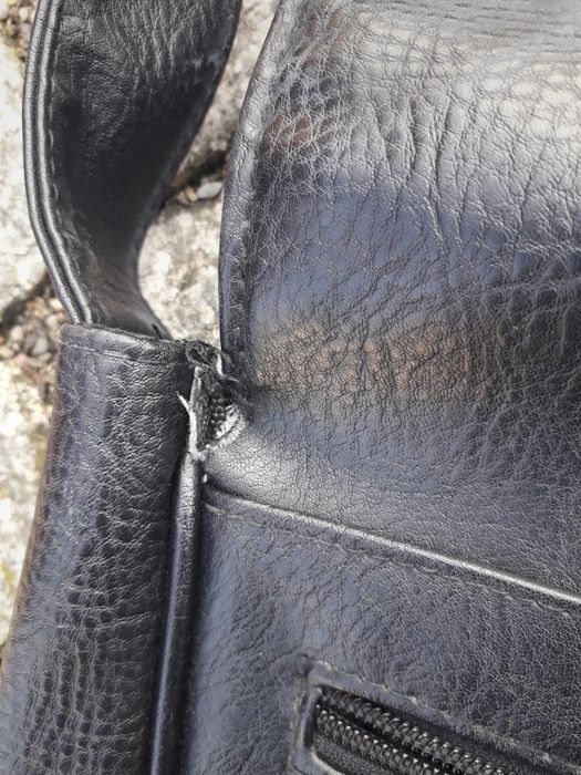 Torebka listonoszka czarna z skóry ekologicznej