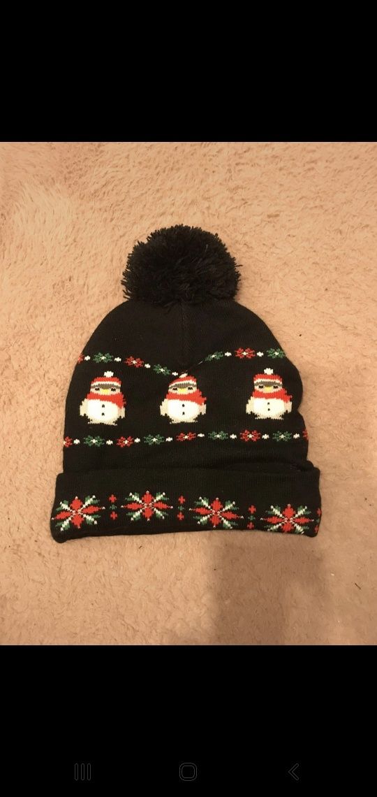 Swiecąca świąteczna czapka z oświetleniem led czarna bałwanki