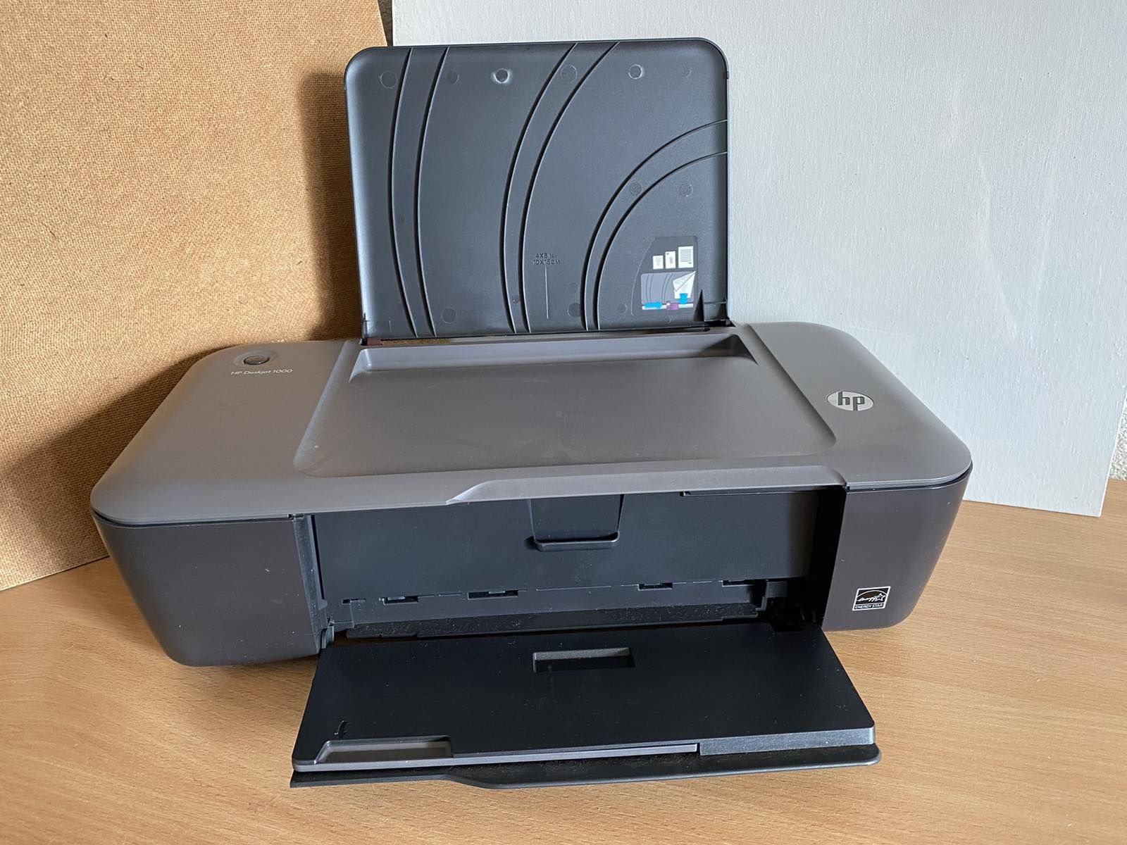 Принтер . HP Deskjet 1000