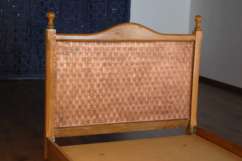 Cama de corpo e meio em pinho natural