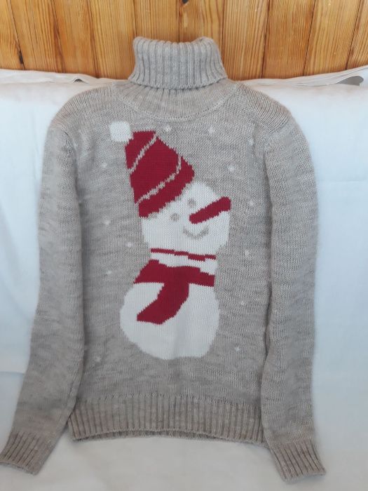Тёплые ,мягкие,приятные телу свитера для девочки с Новогодним принтом