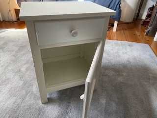 Mesa de cabeceira com gaveta e porta madeira maciça branca