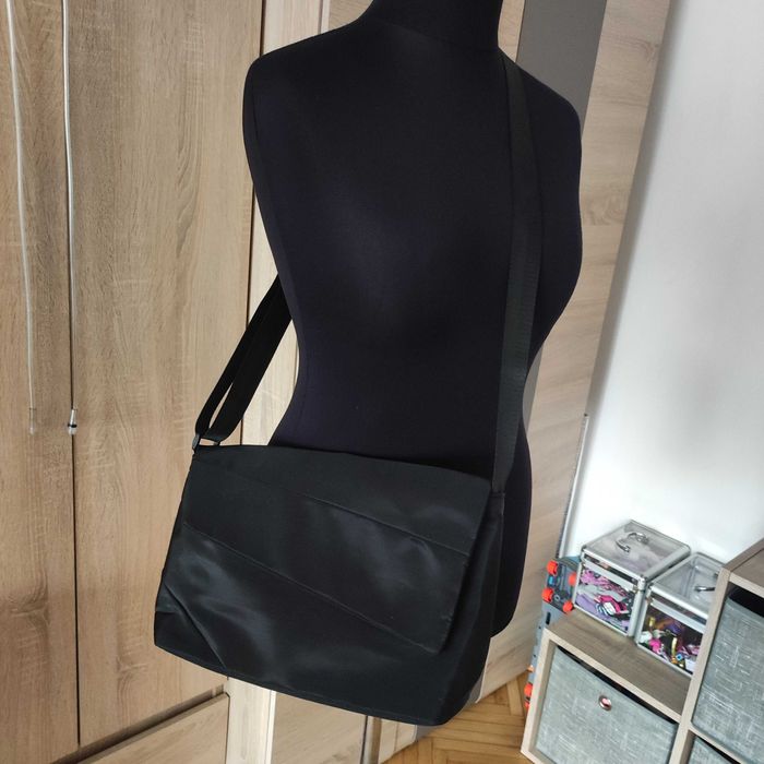 Czarna torba CARRY listonoszka sportowa