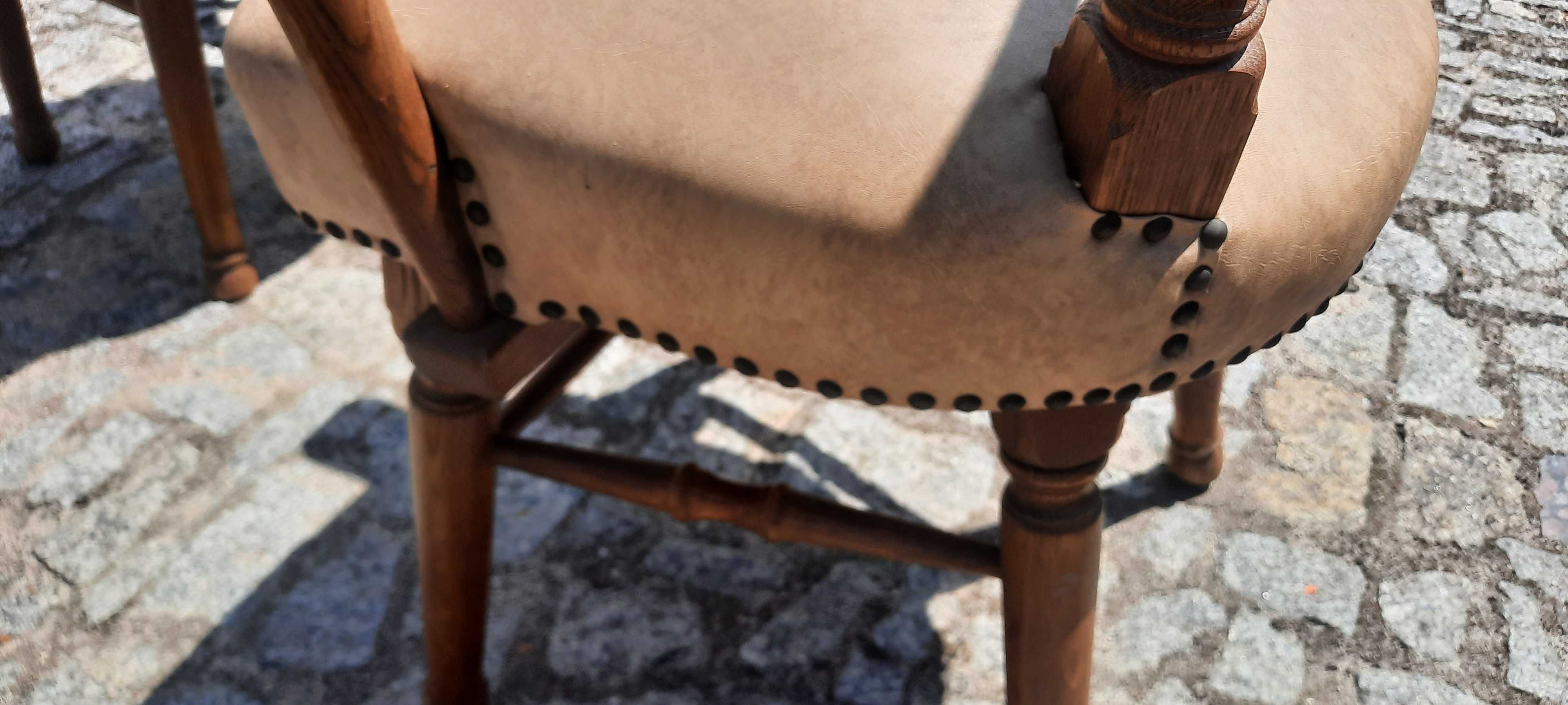 Krzesła drewniane obijane z poręczami skóra stare dąb