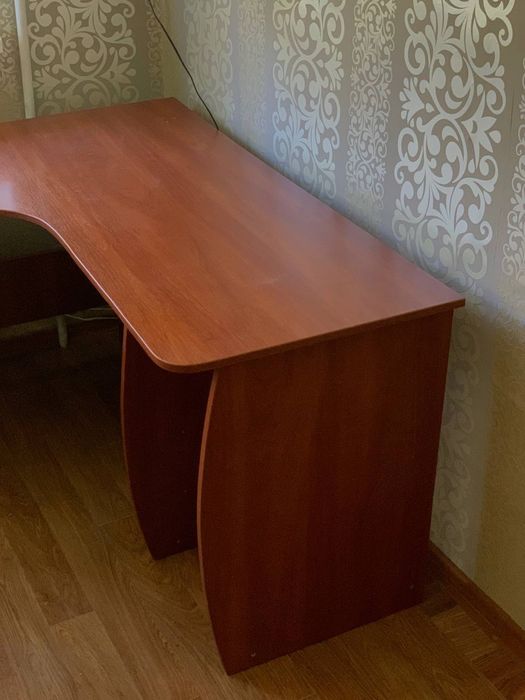 Письмовий стіл з полицями