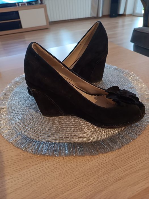 Buty zamszowe na koturnie