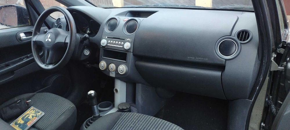 Mitsubishi colt 1.3  benzyna   mały przebieg  130 tyś  - ładny .