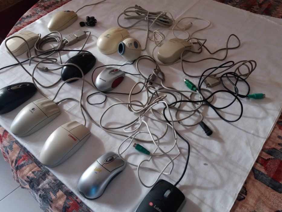 Teclados ratos telefones e telémoveis