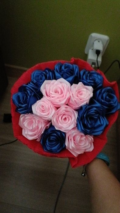 Wieczne róże z wstażki