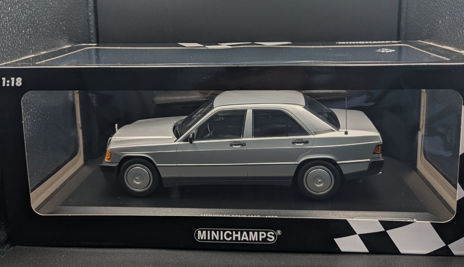 Mercedes Benz 190E Minichamps масштаб 1:18
