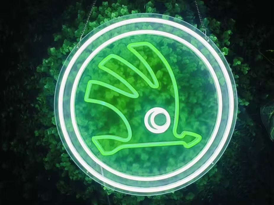 Neon Led ŠKODA  ozdoba ścienna z pilotem i kablem USB 2m