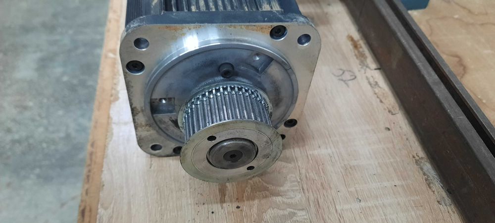 Сервопривід осі верстату R321