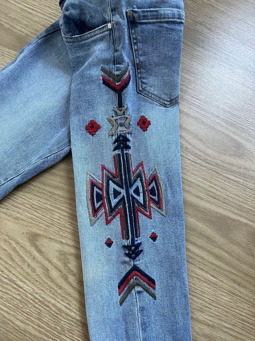 Calças de ganga azul clara com uma aplicação da Lefties