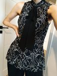 DKNY / Czarny prążkowany top z wiązaniem apaszką falbanka Donna XS 34