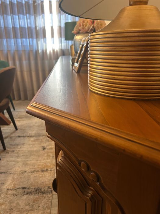 Aparador sala de jantar de madeira de excelente qualidade
