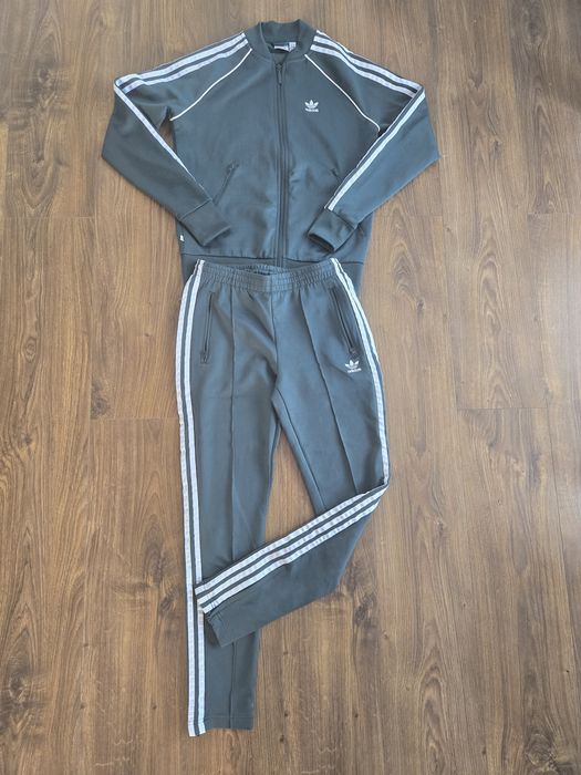 Dres damski adidas SST PB Rozmiar S kolor ciemny zielony