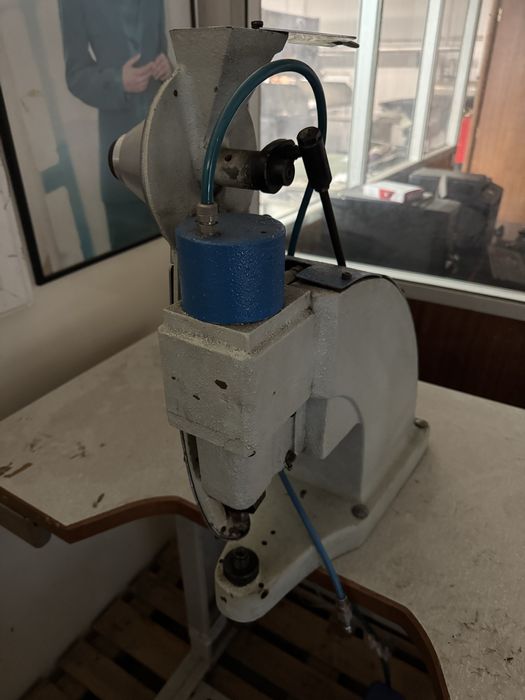 Maquina de ilhos