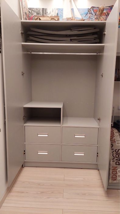 Шафа біла з поличками і шухлядами