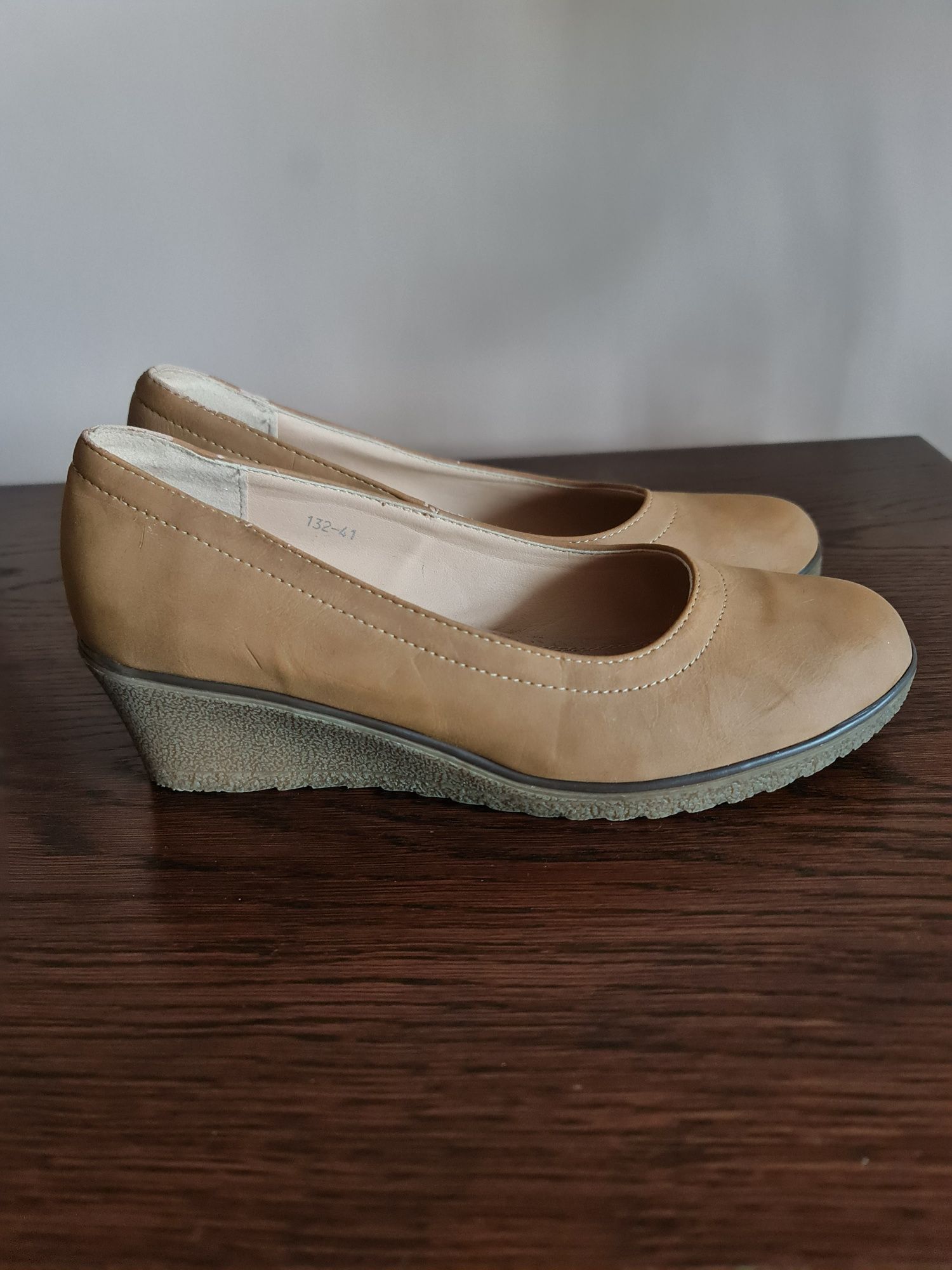 Buty damskie czółenka karmelowe na koturnie