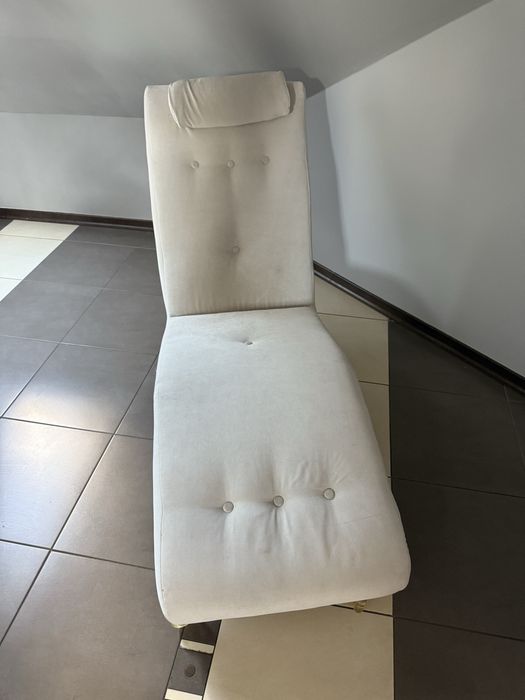 Szezlong jasny na nóżkach