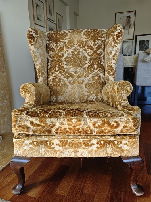 Cadeirão de orelhas antigo