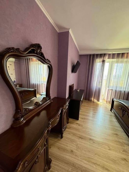 Подобово трьохкімнатна квартира в центрі міста
