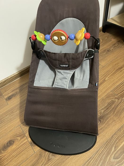 Leżaczek/Bujaczek BabyBjörn Balance Soft + pałąk z zabawkami