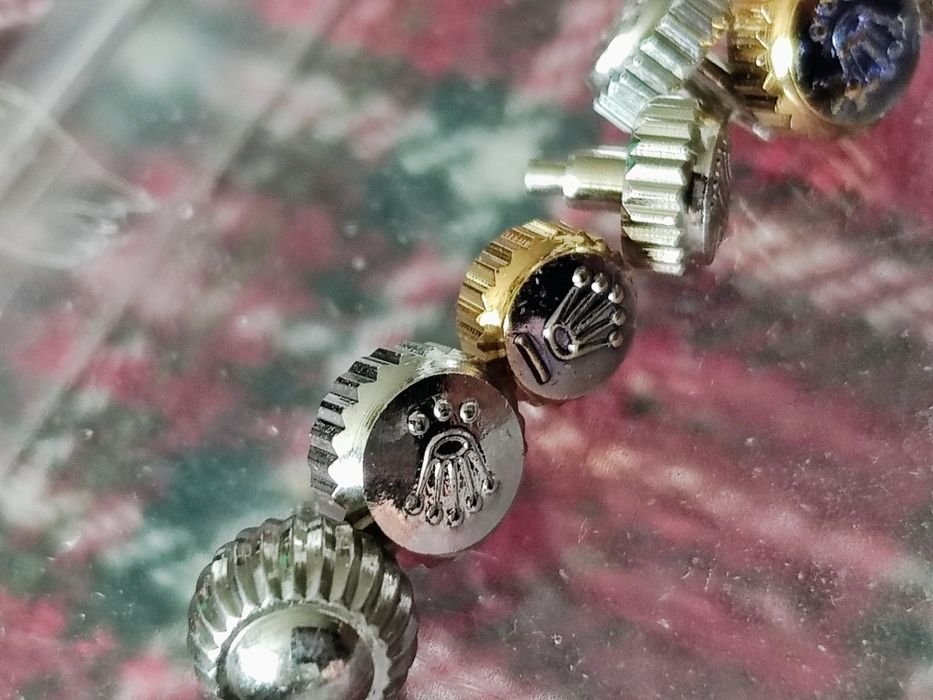 Koronki zegarków omega i Rolex