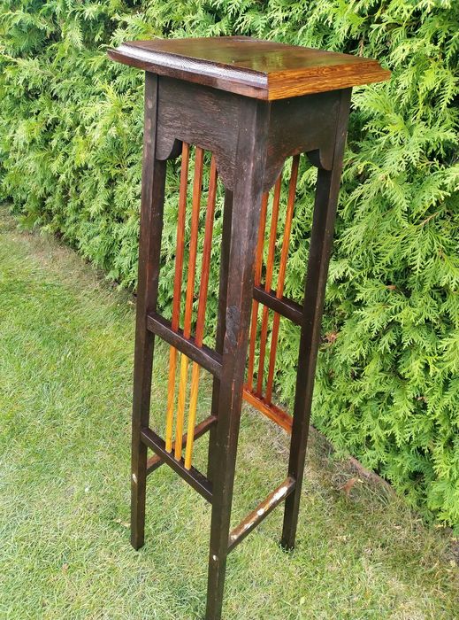 Stojaki drewniane starocie.