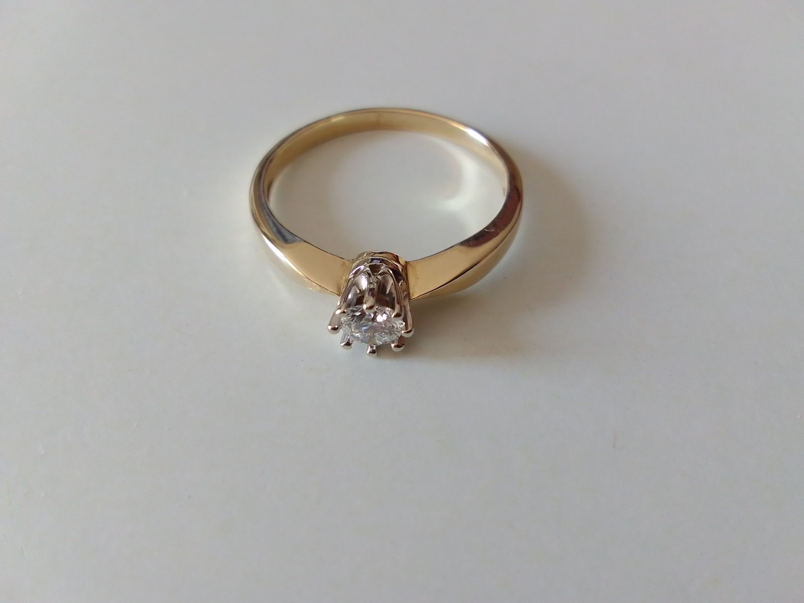 Pierścionek z brylantem 0,19 ct APART