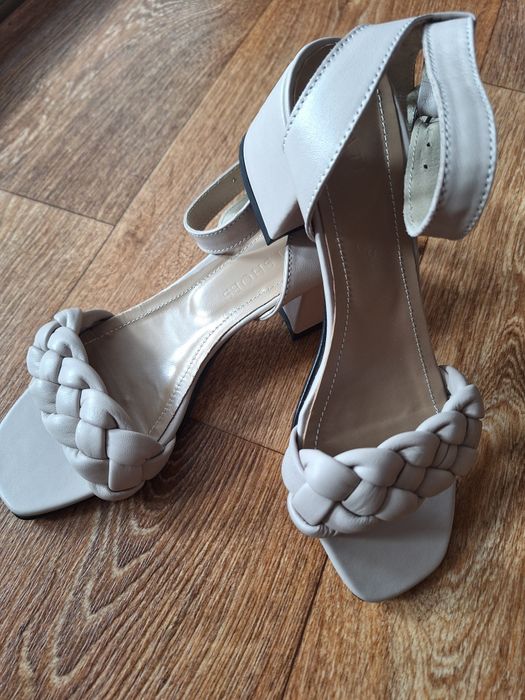 Шкіряні босоніжки мій проліт