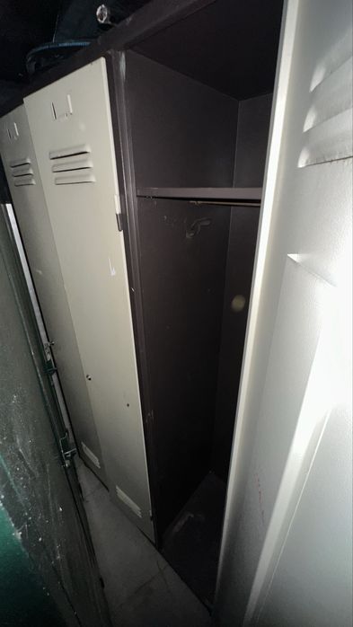 cacifo/ vestuário com 3 compartimemtos verticais usado