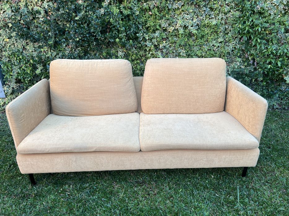 Sofá amarelo modelo IKEA em excelente estado