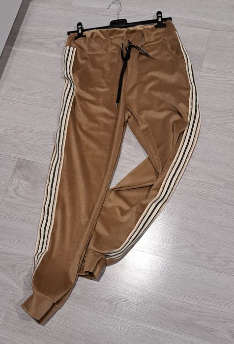 Welurowy komplet dresowy z paskami po boku