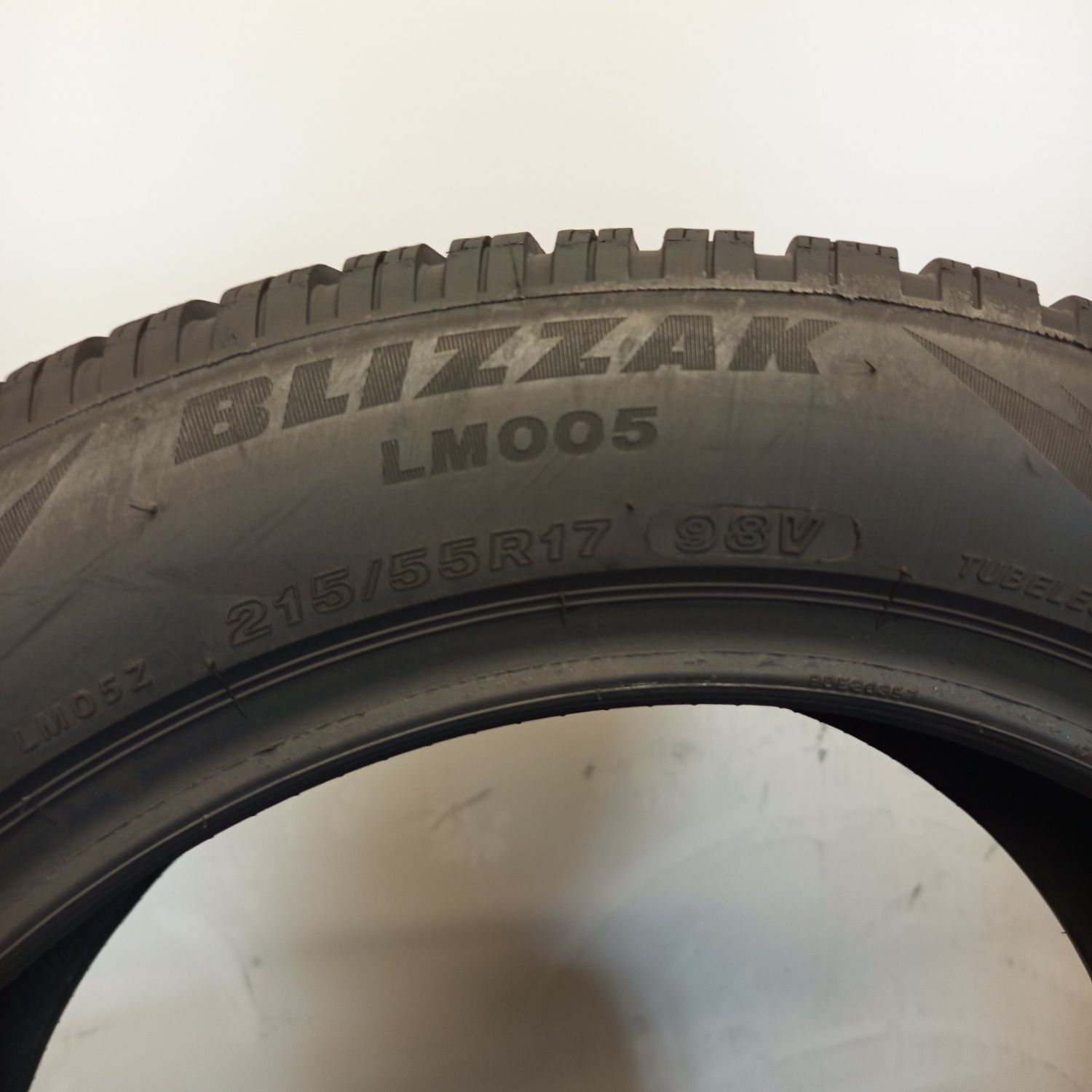215/55R17 Bridgestone Blizak Lm005