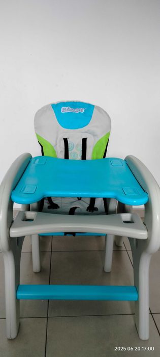 Krzesełko do karmienia, stolik i krzesełko dla dziecka.