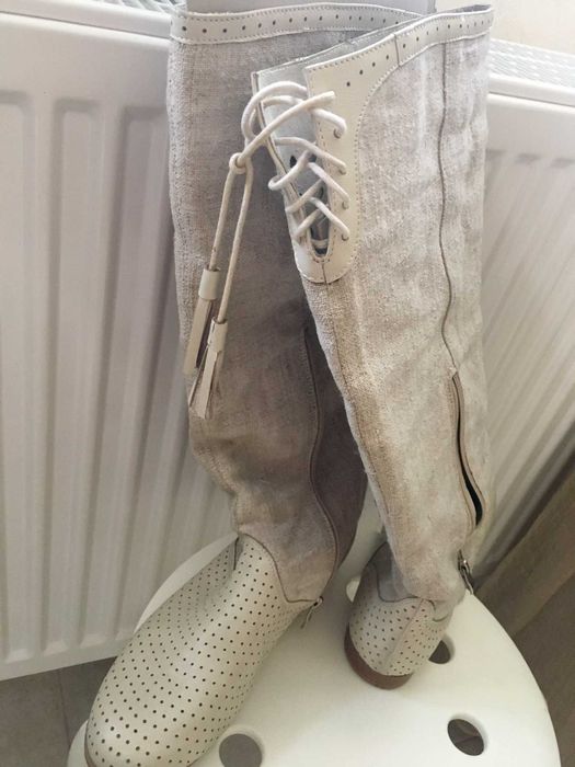 Чоботи жіночі з українським орнаментом.