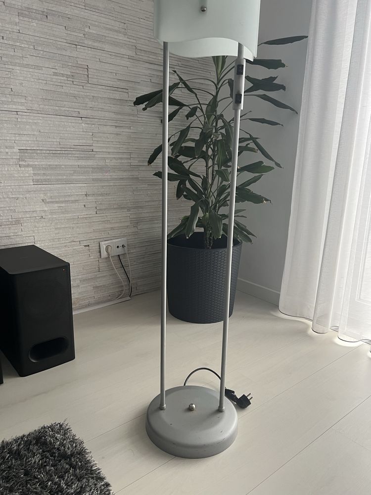 Candeeiro de pé com 2 lampadas