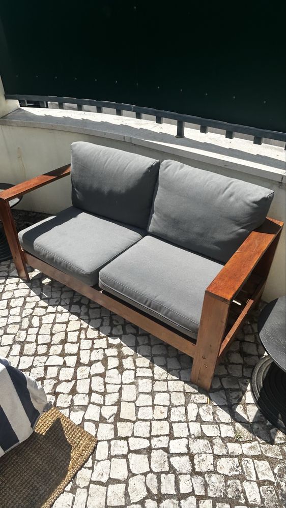 Sofa de jardim de madeira com almofadas