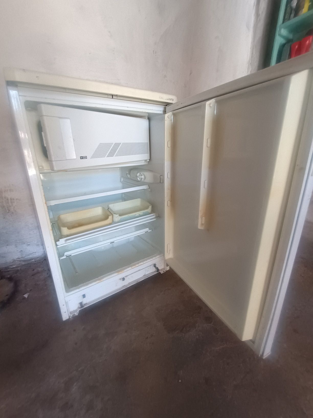 Продам холодильник з морозилкою