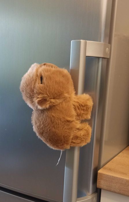 Miękki brązowy pluszak kapibara z uchwytem dla dzieci