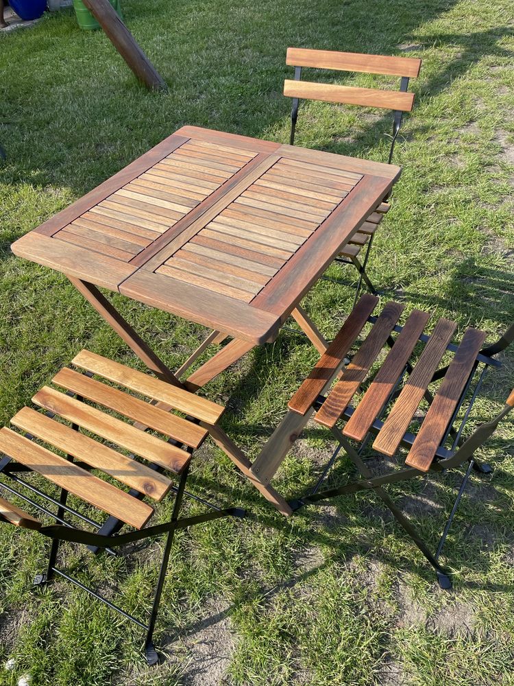 Zestaw stolik i krzesla drewno i metal